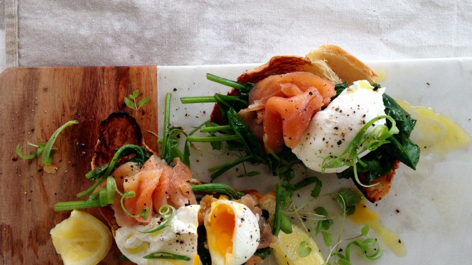 https://www.smokingchimney.com/recipe-pages/images/16x9/smoked-salmon-and-poached-egg-croissant.jpg